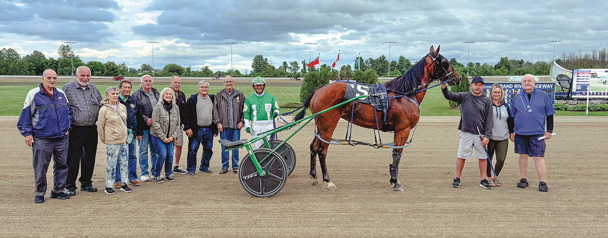 Local 105 Retirees’ Club members enjoy an outing at the Grand River Raceway & Casino.
